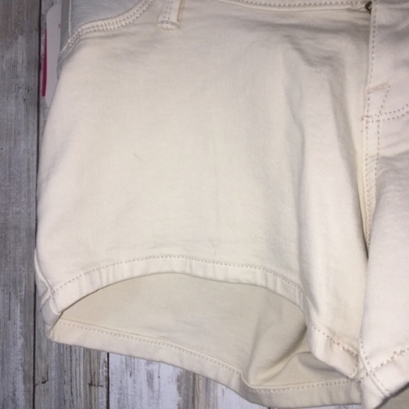 NWT Ingrid & Isabel Maternity Cream Shorts - Picture 2 of 4